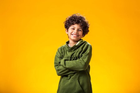 Téléchargez les photos : Petit garçon souriant sur fond jaune. Concept des émotions positives - en image libre de droit