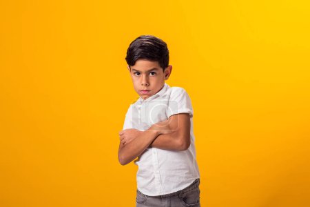 Téléchargez les photos : Portrait de gamin bouleversé sur fond jaune. Emotions et concept de taureau - en image libre de droit