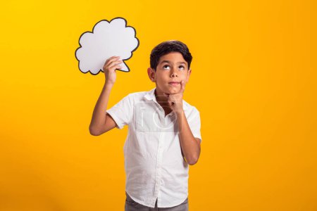 Téléchargez les photos : Garçon enfant tenant penser carte bulle nuage. Concept de rêve - en image libre de droit