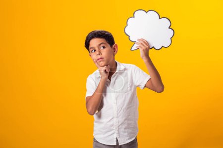 Téléchargez les photos : Garçon enfant tenant penser carte bulle nuage. Concept de rêve - en image libre de droit