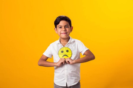 Téléchargez les photos : Heureux garçon tenant papier émoticônes bonne et mauvaise humeur - en image libre de droit