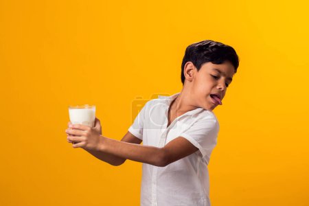 Foto de Niño con vaso de leche sintiendo dolor de estómago. Lácteos Persona intolerante. Intolerancia a la lactosa, concepto de atención sanitaria. - Imagen libre de derechos
