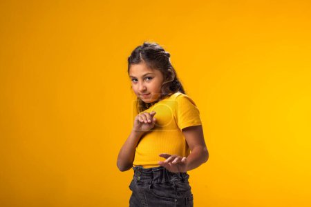 Foto de Asustada chica vistiendo amarillo t-short mostrando asco gesto con las manos. - Imagen libre de derechos