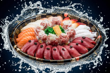 Téléchargez les photos : Plateau de sushi au saumon, thon, calmar, poulpe et autres - en image libre de droit