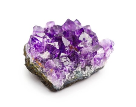  Cristales de cuarzo amatista áspera púrpura geoda aislada sobre fondo blanco. Cristal curativo mágico.