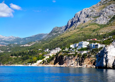 Téléchargez les photos : La belle SVETI STEFAN, ou la plus grande attraction de la côte Adriatique du Monténégro, malheureusement, n'est pas disponible pour les touristes aujourd'hui - en image libre de droit