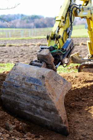 Téléchargez les photos : Earthmoving using a small crawler excavator - en image libre de droit