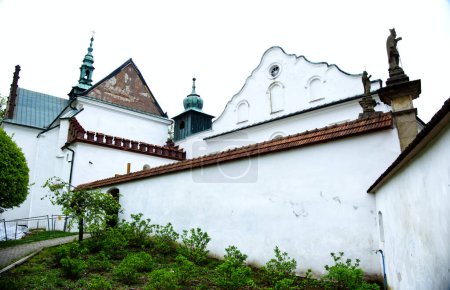 Mittelalterliche Bauten des Zisterzienserklosters in Szczyrzyc, Unter den malerischen Hügeln der Beskiden Wyspowy am Fluss Stradomka befindet sich in Strzyrzyc eine der ältesten Abteien Polens.
