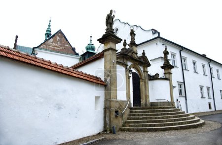 Edificios medievales del monasterio de la Abadía Cisterciense en Szczyrzyc, Entre las pintorescas colinas del Beskid Wyspowy en el río Stradomka hay una de las abadías más antiguas de Polonia en Strzyrzyc.