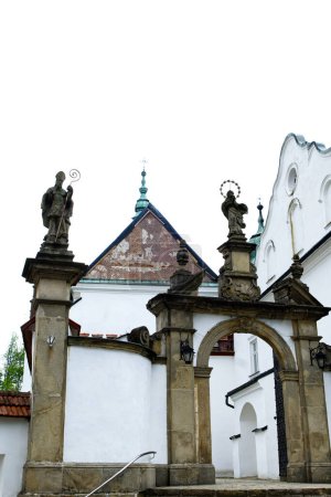 Edificios medievales del monasterio de la Abadía Cisterciense en Szczyrzyc, Entre las pintorescas colinas del Beskid Wyspowy en el río Stradomka hay una de las abadías más antiguas de Polonia en Strzyrzyc.