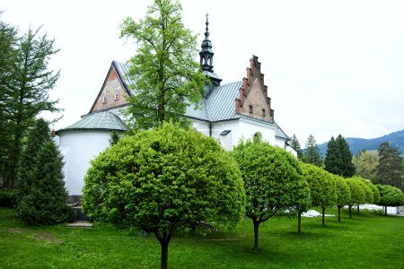 Mittelalterliche Bauten des Zisterzienserklosters in Szczyrzyc, Unter den malerischen Hügeln der Beskiden Wyspowy am Fluss Stradomka befindet sich in Strzyrzyc eine der ältesten Abteien Polens.