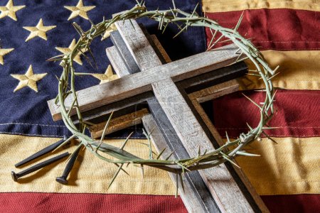 Téléchargez les photos : Croix en bois et couronne d'épines sur drapeau américain avec clous de tête rose - en image libre de droit