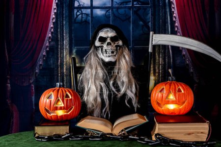 Foto de Libro de lectura de Halloween grim reaper con dos linternas jack o - Imagen libre de derechos