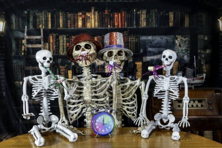 Téléchargez les photos : Squelette famille célébrant la Saint-Sylvestre avec des faveurs de fête et des chapeaux avec la radio vintage et vieux fond de bibliothèque - en image libre de droit