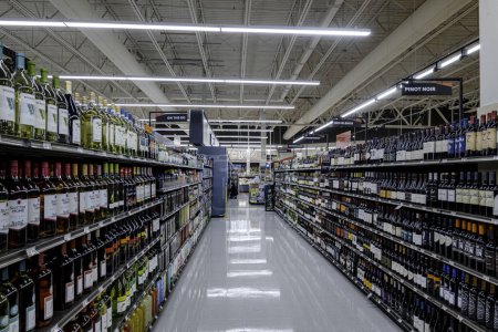 Téléchargez les photos : Chambersburg Pennsylvanie États-Unis 3-14-2024 bière bien approvisionnée et jardin de vin au supermarché - en image libre de droit