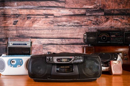 Foto de Surtido de radios antiguas y vintage con fondo de madera - Imagen libre de derechos