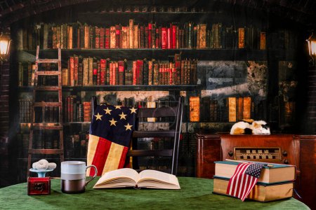 Foto de Vieja radio y bandera americana envuelta sobre silla en biblioteca de aspecto retro - Imagen libre de derechos