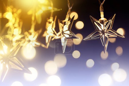 Téléchargez les photos : Ampoule floue Star pour célébrer le réveillon de Noël et le Nouvel An. - en image libre de droit
