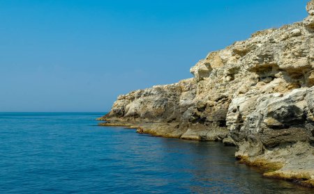 Téléchargez les photos : Falaises côtières de calcaire sur Atlesh en Crimée, Tarkhankut - en image libre de droit