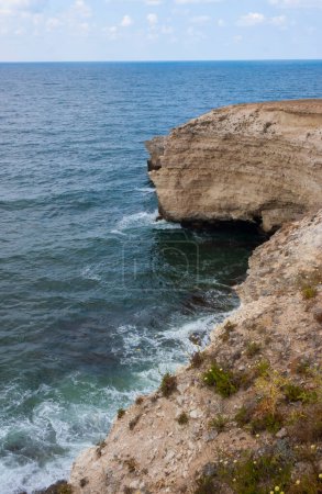 Foto de Los altos acantilados costeros de piedra caliza contra el telón de fondo del Mar Negro en Tarkhankut, Atlesh, Crimea occidental - Imagen libre de derechos
