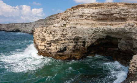 Foto de Los altos acantilados costeros de piedra caliza contra el telón de fondo del Mar Negro en Tarkhankut, Atlesh, Crimea occidental - Imagen libre de derechos