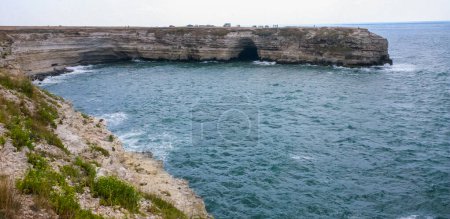 Foto de Vista de un cabo rocoso con un túnel a través de "CHUCHA" en Crimea, Tarkhankut Atlesh - Imagen libre de derechos