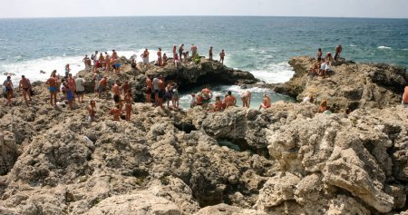 Foto de CRIMEA, Tarkhankut - 09 de agosto de 2006: un tazón de amor, un lugar popular para relajarse en las rocas costeras de Crimea, Tarkhankut - Imagen libre de derechos