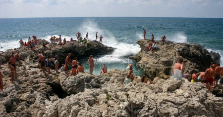 Foto de CRIMEA, Tarkhankut - 09 de agosto de 2006: un tazón de amor, un lugar popular para relajarse en las rocas costeras de Crimea, Tarkhankut - Imagen libre de derechos