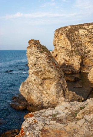 Téléchargez les photos : Hautes falaises côtières calcaires dans le contexte de la mer Noire sur Tarkhankut, Atlesh, Crimée occidentale - en image libre de droit