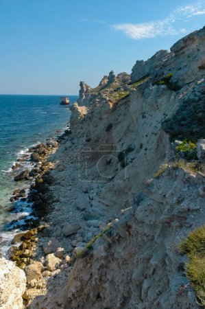 Téléchargez les photos : Vue sur les rives escarpées et les rochers dans l'eau dans la région de Dzhangul, en Crimée occidentale - en image libre de droit