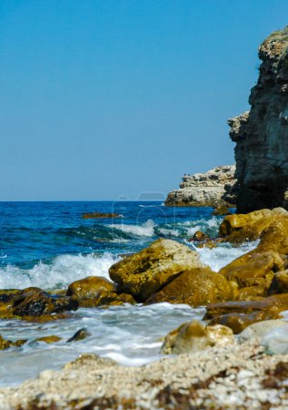 Téléchargez les photos : Vagues blanches sur les pierres près du rivage près des rives escarpées de calcaire et les rochers dans la région Dzhangul, la Crimée occidentale - en image libre de droit