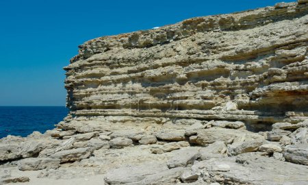 Téléchargez les photos : Rivages et rochers de calcaire karstique escarpés dans la région de Dzhangul, Crimée occidentale, Tarkhankut - en image libre de droit