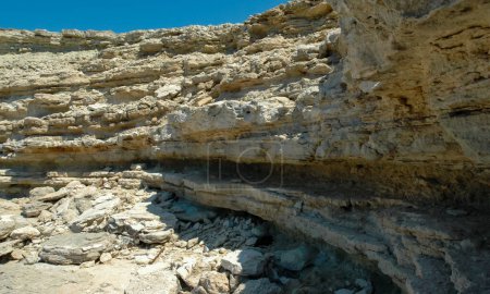 Téléchargez les photos : Rivages et rochers de calcaire karstique escarpés dans la région de Dzhangul, Crimée occidentale, Tarkhankut - en image libre de droit