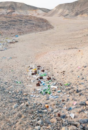 Bouteilles en plastique et divers déchets des hôtels à l'état sauvage, décharge dans le désert en Egypte
