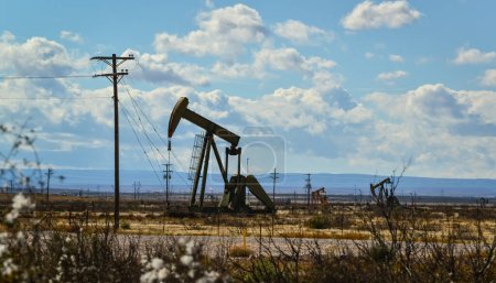 Téléchargez les photos : USA, NOUVEAU-MEXIQUE - 21 NOVEMBRE 2019 : Production de pétrole du désert au Nouveau-Mexique, États-Unis - en image libre de droit
