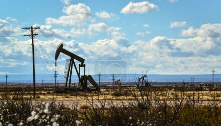Téléchargez les photos : USA, NOUVEAU-MEXIQUE - 21 NOVEMBRE 2019 : Production de pétrole du désert au Nouveau-Mexique, États-Unis - en image libre de droit
