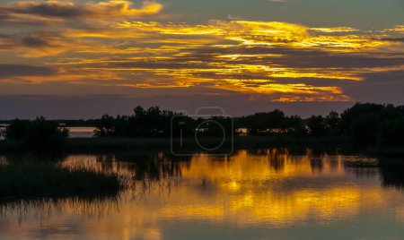 Beau coucher de soleil sur le marais en Louisiane, le reflet des nuages dans l'eau, États-Unis
 