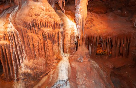 Foto de Entradas de calcita, estalactitas y estalagmitas en grandes salas subterráneas en Carlsbad Caverns NP, Nuevo México - Imagen libre de derechos
