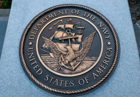 Téléchargez les photos : SAVANNAH, USA - 02 DÉCEMBRE 2011 : Logo du Département de l'Armée sur le monument de la ville de Savannah - en image libre de droit