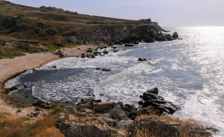 Foto de Las olas ruedan en una pequeña cala en Kazantip, el paisaje marino en el Crimen Oriental - Imagen libre de derechos
