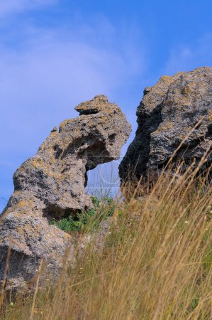 Foto de Un paisaje rocoso en Kazantip, un paisaje de estepa en el este de Crimea - Imagen libre de derechos