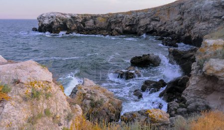 Foto de La empinada costa de piedra del Mar Negro de las calizas pónticas en Kazantip, Crimea Oriental - Imagen libre de derechos