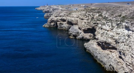 Téléchargez les photos : Mer Noire près de la côte rocheuse de la péninsule Tarkhankut, à l'ouest de la Crimée - en image libre de droit