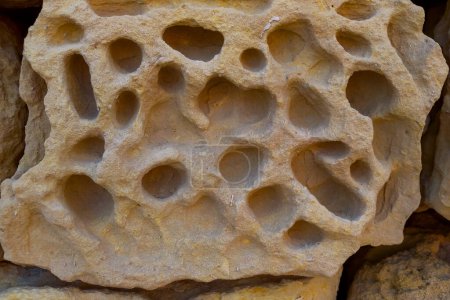 Téléchargez les photos : Atteinte, érosion et destruction de briques de calcaire d'anciennes structures sur l "île de Gozo, Malte - en image libre de droit