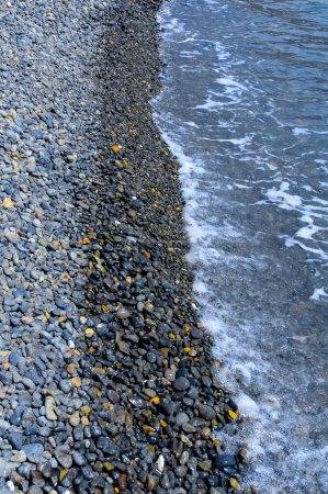 Foto de Kara-Dag, el guijarro redondo de mar de la roca volcánica en la playa de guijarros, la Crimea - Imagen libre de derechos