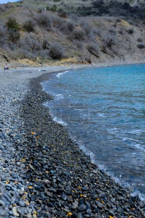 Foto de Kara-Dag, el guijarro redondo de mar de la roca volcánica en la playa de guijarros, la Crimea - Imagen libre de derechos