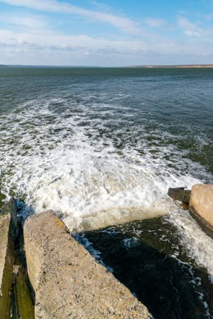 Téléchargez les photos : Les eaux usées sont versées dans l'estuaire, mousse sale. Problèmes écologiques du réservoir. estuaire de Hadzhibey, Ukraine - en image libre de droit