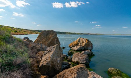 Téléchargez les photos : Paysage naturel, pierres d'obus dans l'eau près de la rive de l'estuaire de Khadzhibey, sud de l'Ukraine - en image libre de droit