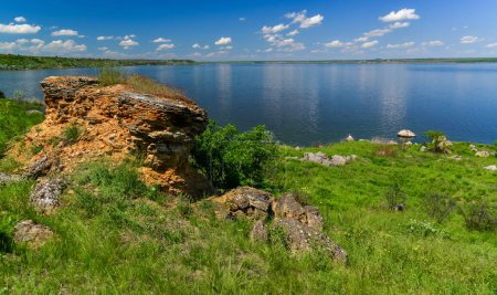 Téléchargez les photos : Paysage naturel printanier de steppe verte sur la rive de l'estuaire de Khadzhibey, sud de l'Ukraine - en image libre de droit