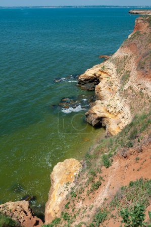 Foto de Arcillosa empinada y la costa de roca cáscara cubierto de vegetación salvaje de la estepa en la isla de Berezan, Ucrania - Imagen libre de derechos